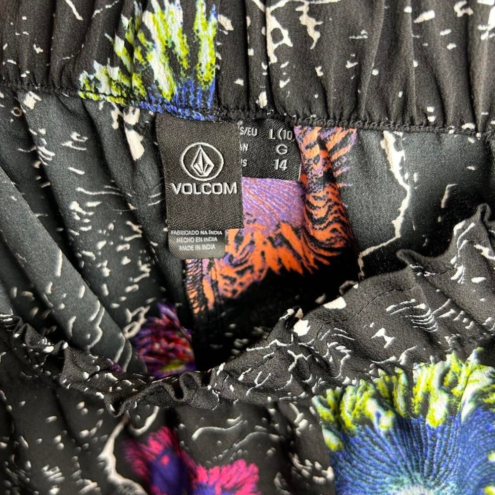 Volcom Shorts - Picture 2 of 3